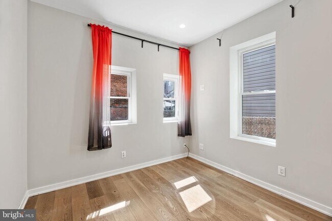 Building Photo - 2526 W Girard Ave