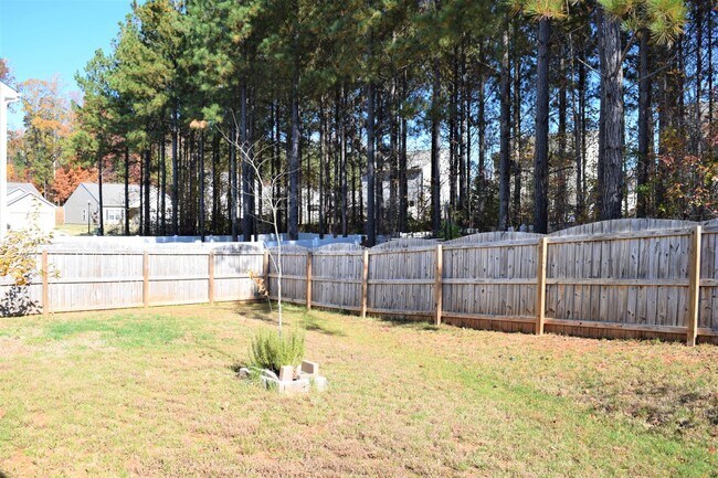 Building Photo - Beautiful Ranch Home - FENCED Yard - 2 car garage