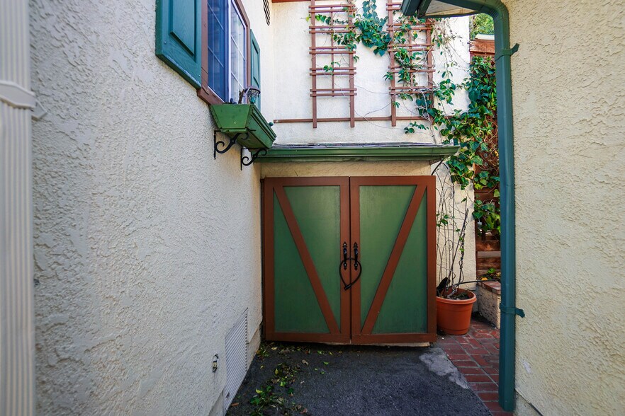 Building Photo - 10857 Mount Gleason Ave