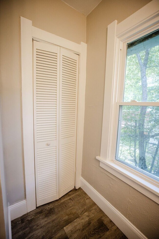 Building Photo - Very nice three bedroom 2 bathroom house available for rent!