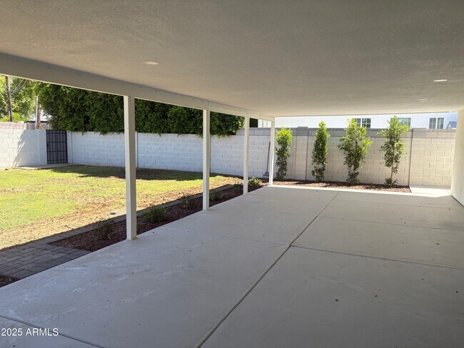 Building Photo - 4402 E Mitchell Dr