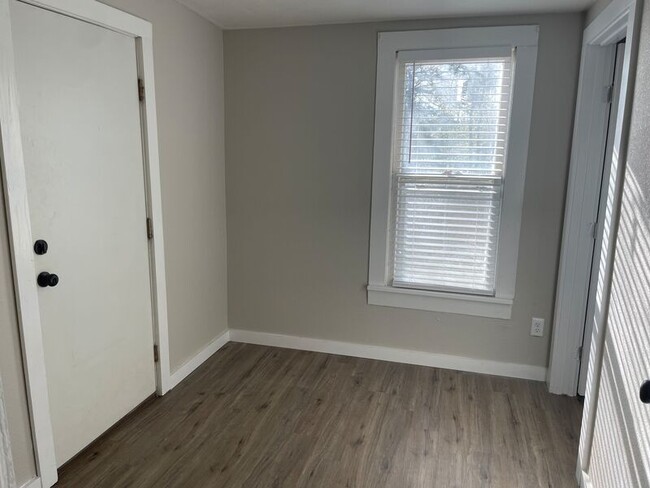 Building Photo - Updated 3 bedroom 2 bath EASY walk to campus!