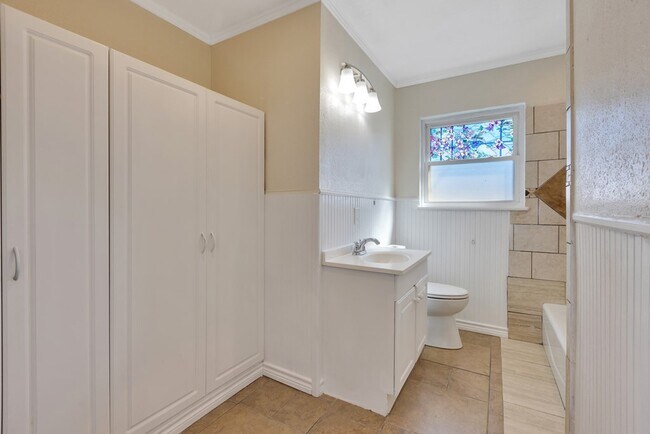 Building Photo - 3704 Travis Ave