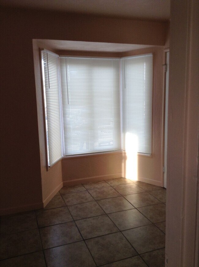 Building Photo - Cute Duplex front unit available