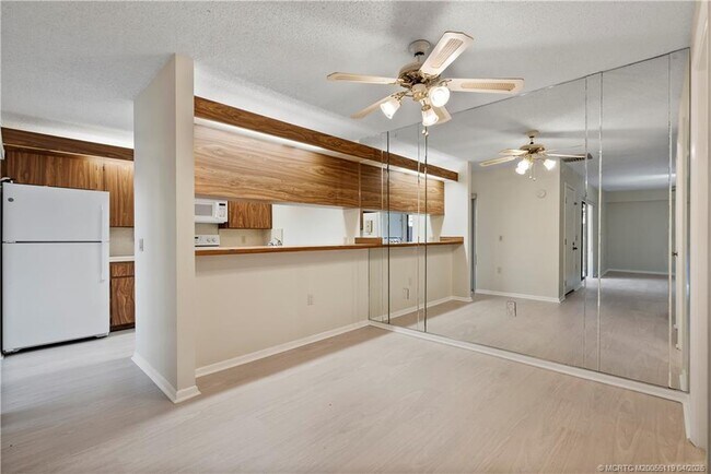 Building Photo - 2930 SW Sunset Trace Cir