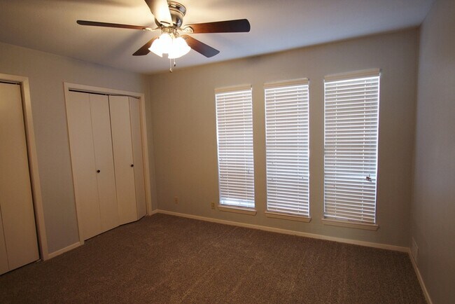 Building Photo - Available Now: Stunning 4-bedroom, 2-bath ...