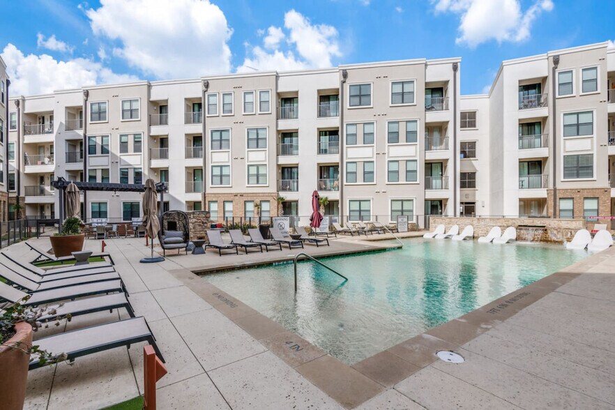 Building Photo - 5250 Town and Country Blvd