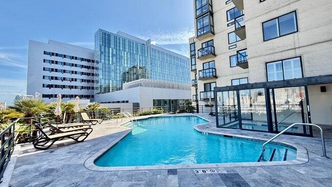 Building Photo - Comfortable Studio Living with Balcony, Parking & Storage at Daniel Burnham Court