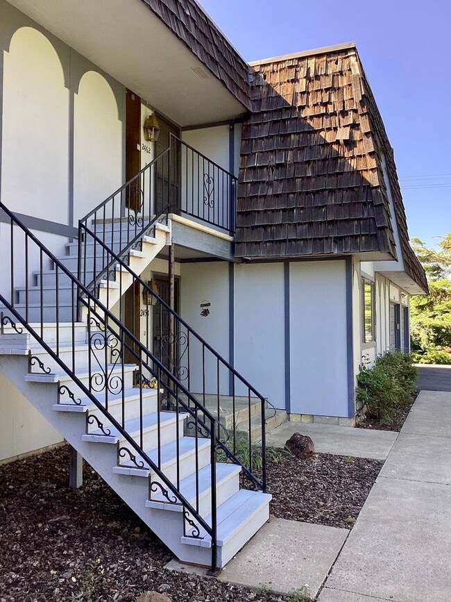 Building Photo - Cute 2 bed 1 bath apartment in nice neighb...