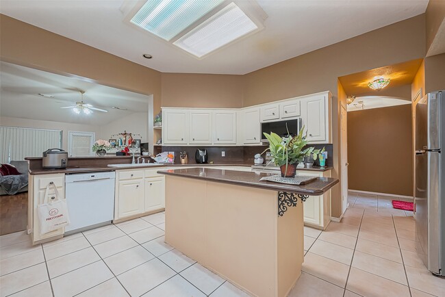 Building Photo - 10323 Emerald Pine Dr