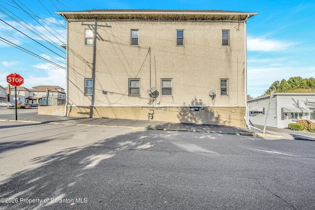 Building Photo - 864 S Main St