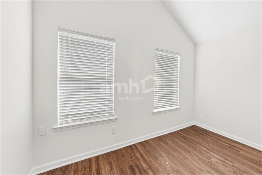 Building Photo - 119 Hidden Creek Dr