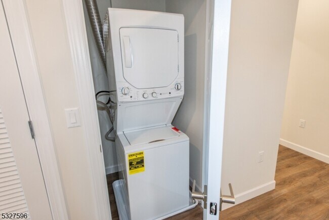 Building Photo - 515 Union Blvd