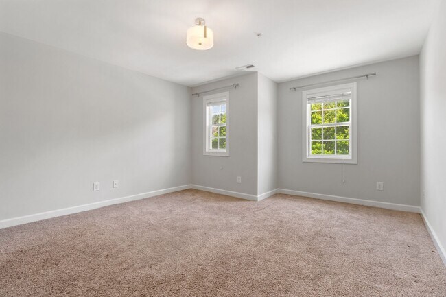 Building Photo - Gorgeous Lake Hogan Farms townhome available NOW!