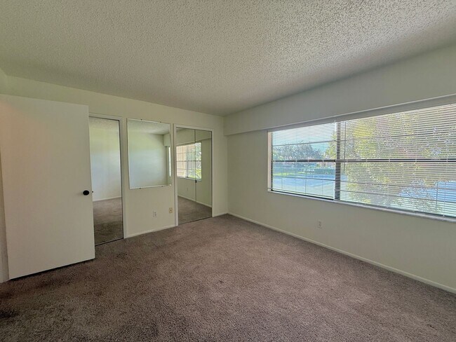 Building Photo - Serene Living at Townhomes of Lake Seminole 2/1.5 - 2 story condo