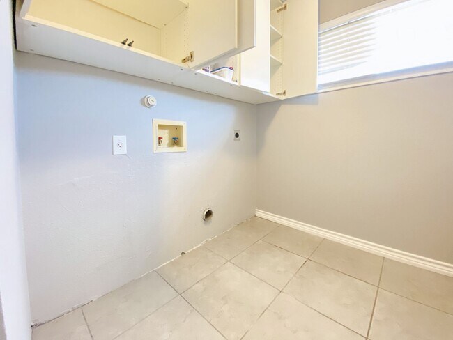 Building Photo - Spacious 4 Bed 3 Bath Rental with Modern T...