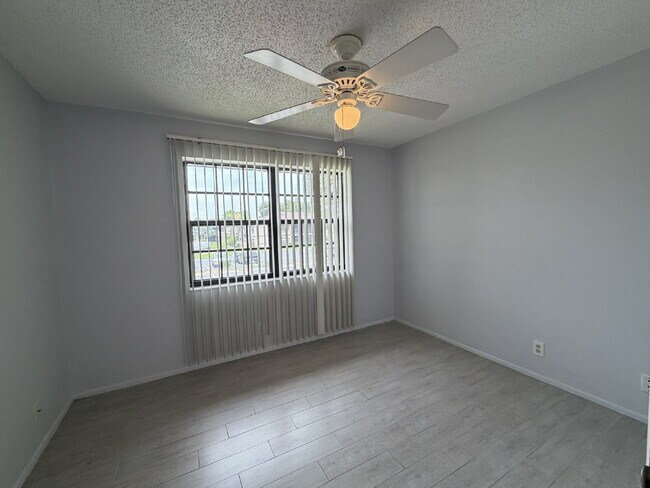 Building Photo - "2-Bed, 2-Bath Condo in Oaks IV - Your Cozy 899 Sq. Ft. Haven Awaits!"