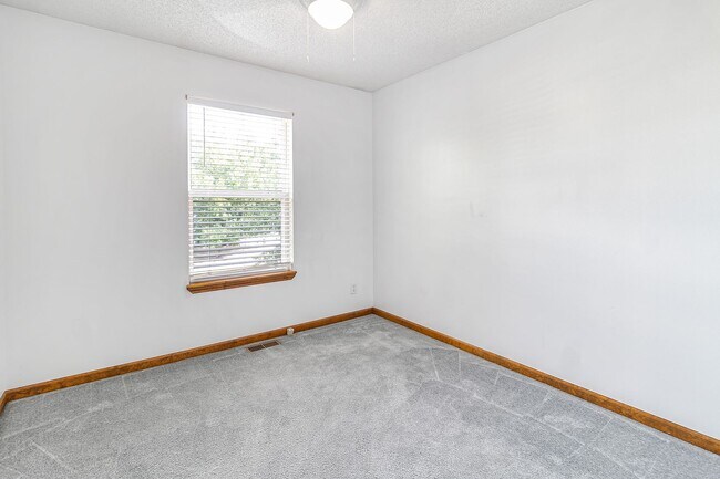 Building Photo - 3 Bedroom 2 Bath in Warrensburg