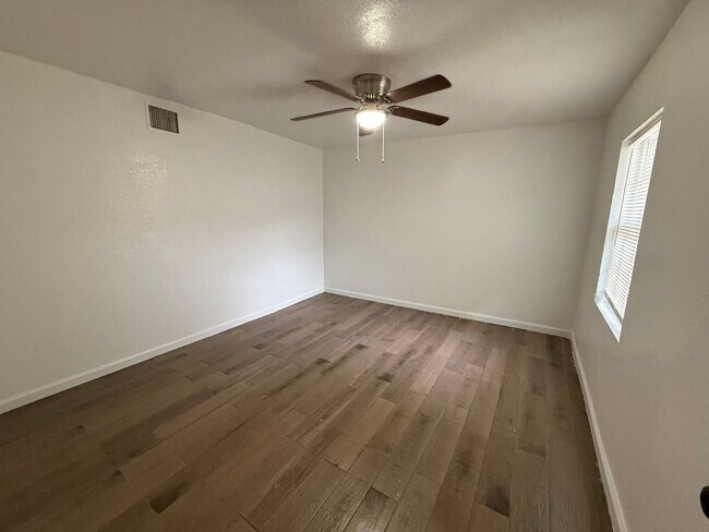 Building Photo - Updated 3BR w/ Hardwood Floors, Walk-In Shower & Stainless Steel Kitchen