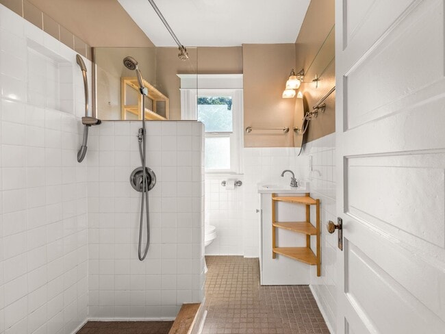 Building Photo - 5 bedroom, 2 bath in North Portland - Bois...