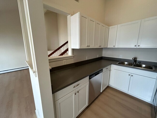Building Photo - 2 Bedrooms on the Beach, W/D in Unit, Incr...
