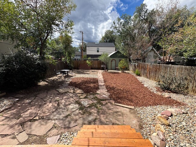 Building Photo - 935 W Pikes Peak Ave