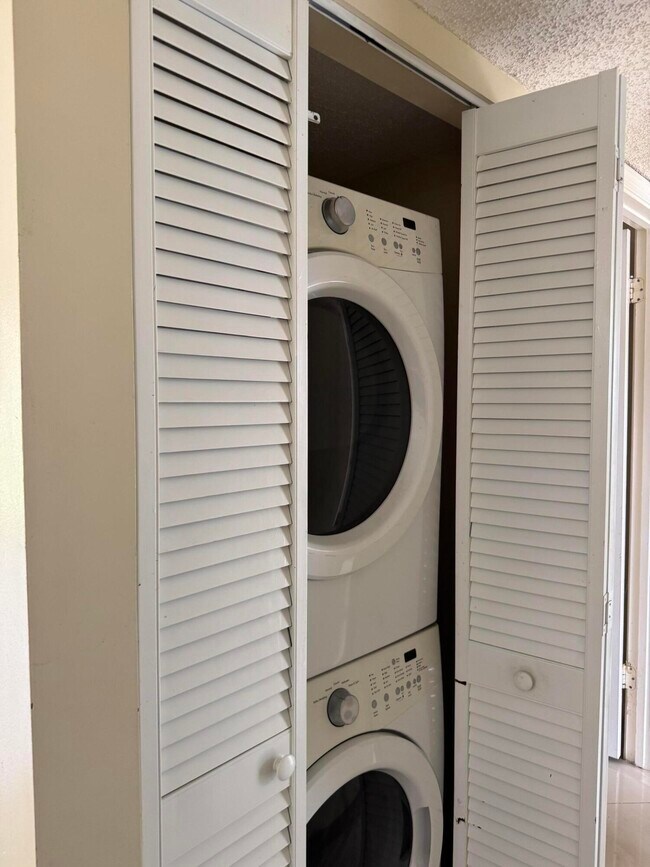 Building Photo - 9921 Three Lakes Cir