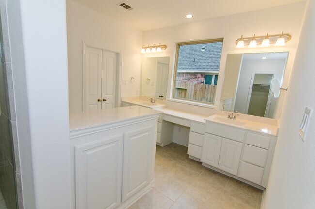 Building Photo - 18122 Glenlyon Dr