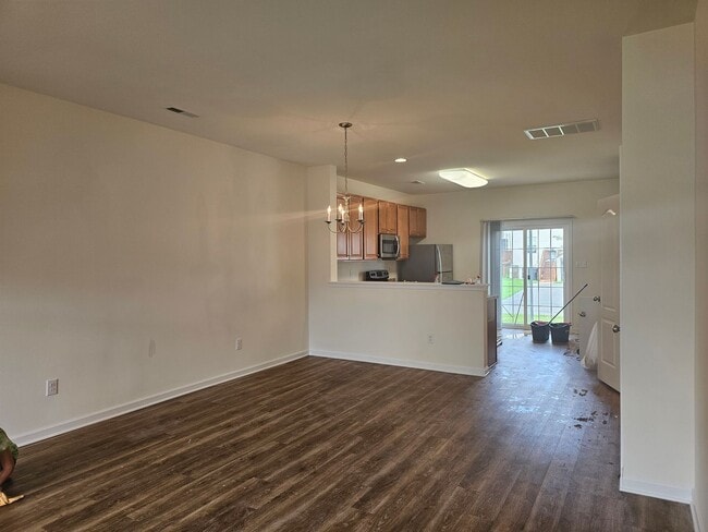 Building Photo - Spacious Duplex close to schools and shopping.