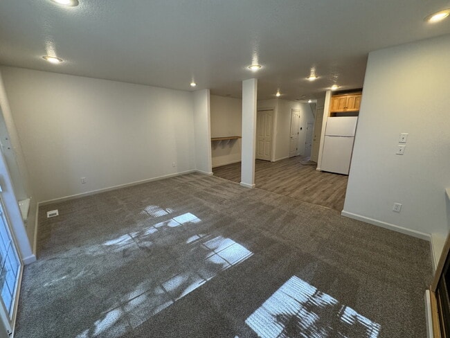 Building Photo - 2 bedroom / 2 bathroom, Duplex unit Close ...