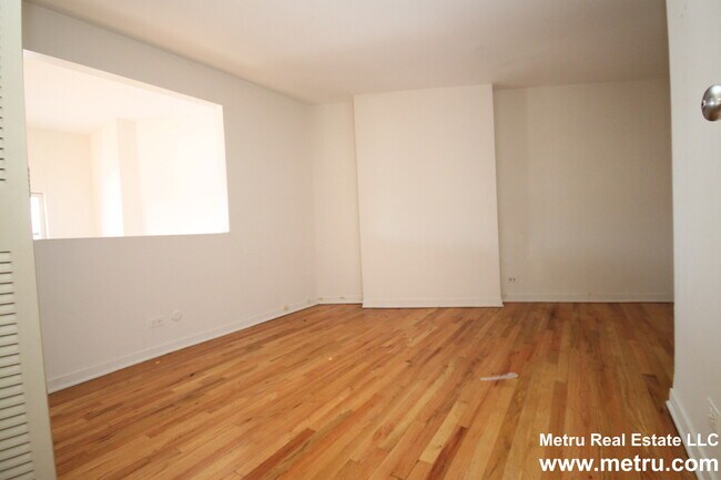 Building Photo - 424 W Belden Ave