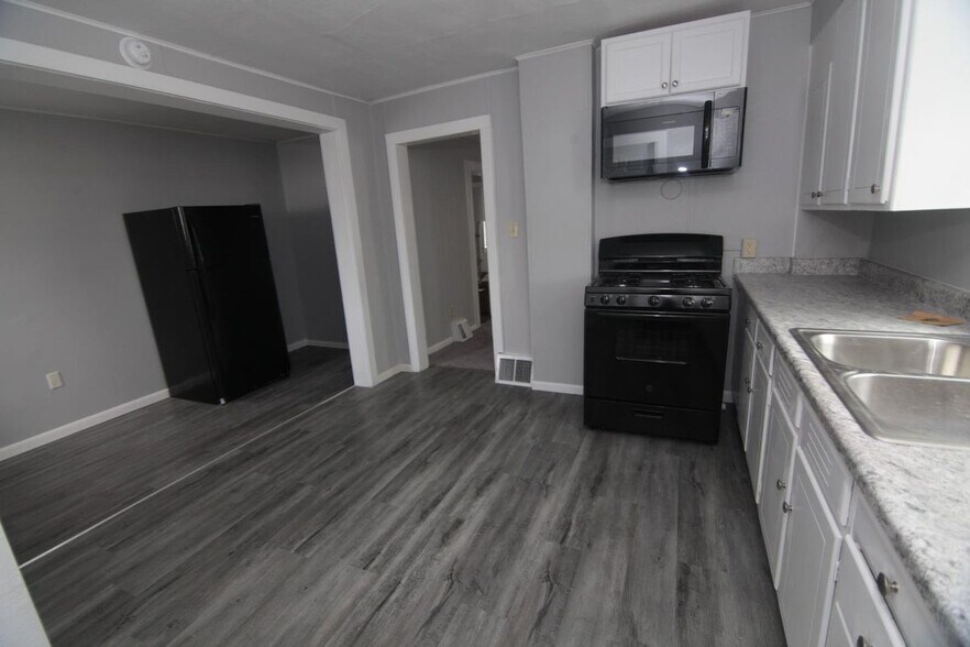 Building Photo - 526 21st St