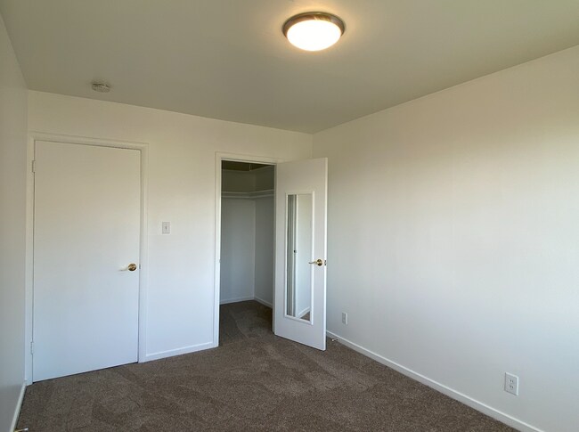 Building Photo - 1BR/1BA Charmer! BAY VIEWS and Parking! Laundry On-Site! Balcony! PROGRESSIVE