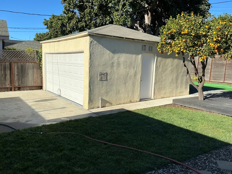 Building Photo - 10713 Esther Ave