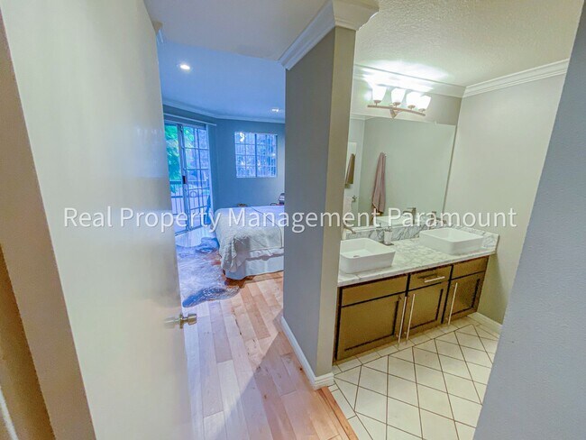 Building Photo - Don't miss out! 2 Bed 2 bath ready to go!