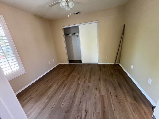 Building Photo - 3 bedroom, 2.5 bath Home located in the Gated College Lane Community in Redlands, CA