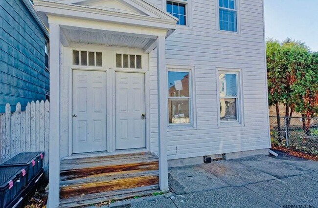 Building Photo - 1324 5th Ave