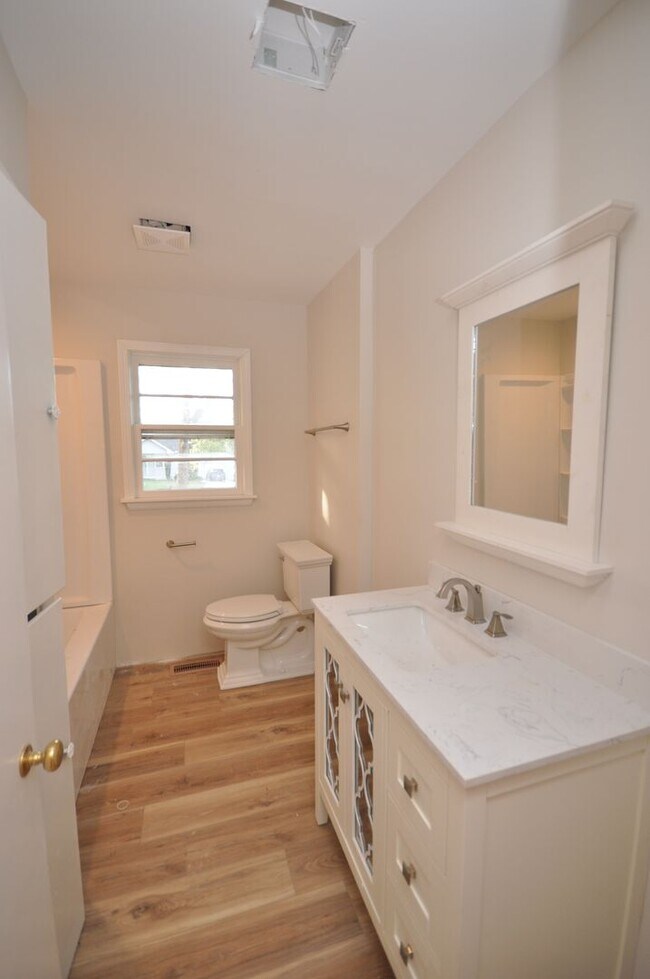 Building Photo - House in Benton City Limits