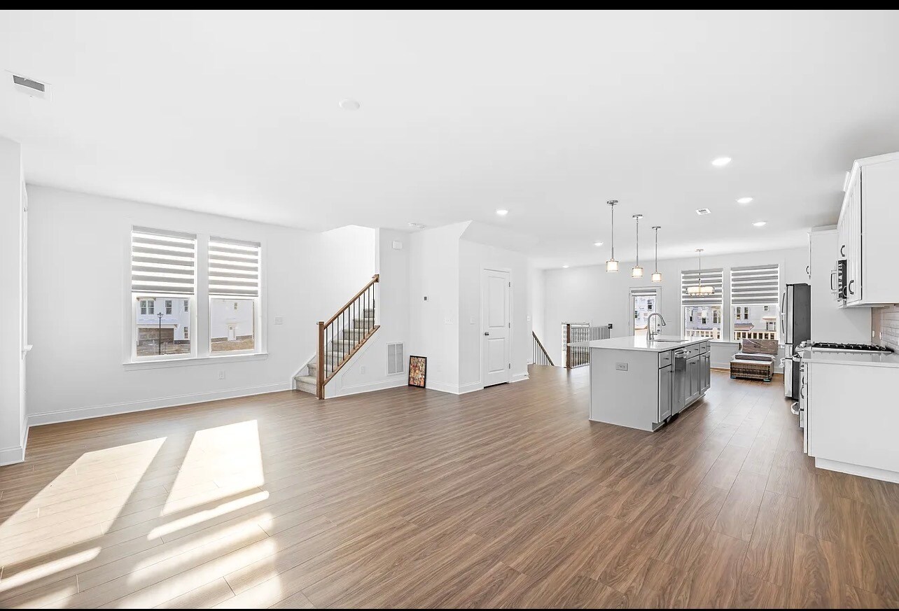 Building Photo - 2092 Barrowcliffe Dr NW