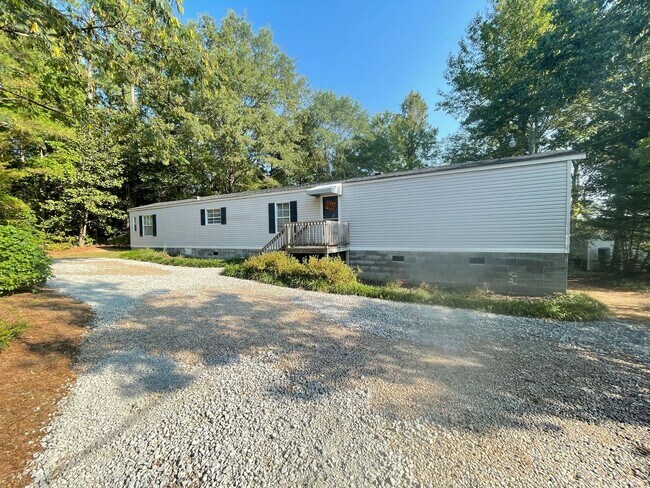 Building Photo - Recently renovated-3 bedroom/2 bathroom home-fully furnished-located in Tanglewood Subdivision