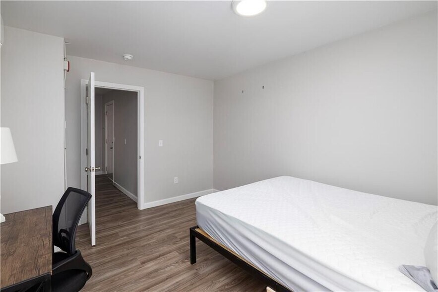 Building Photo - 121 Tell St