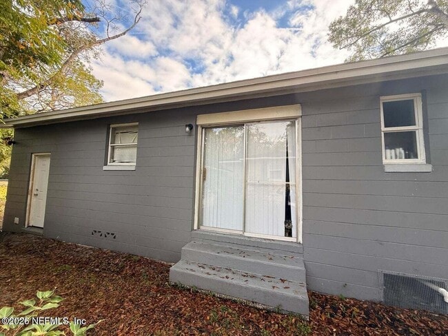 Building Photo - 2706 Palafox St