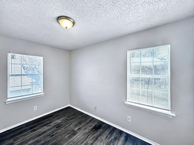 Building Photo - 2115 Bennett Ave