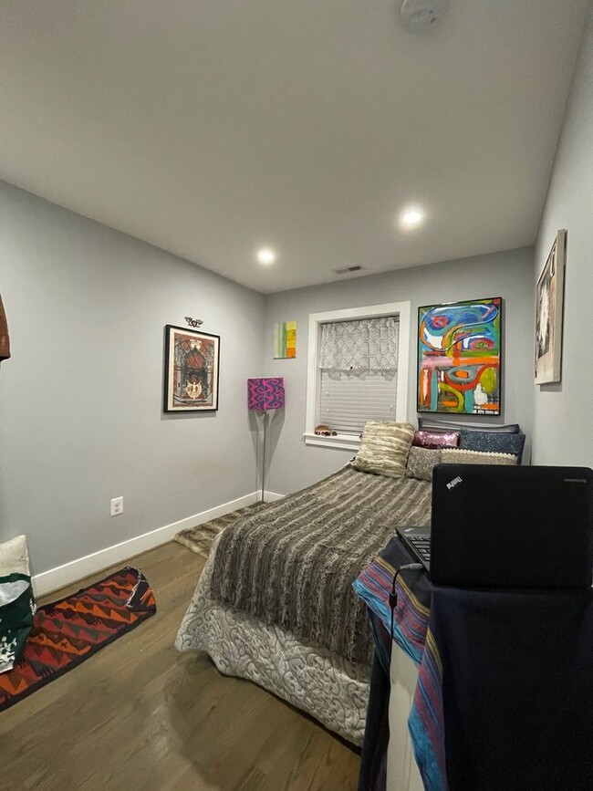 Building Photo - Spacious 2BR Townhouse with Backyard & Bon...