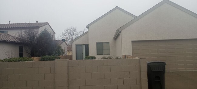 Building Photo - Cute Home Located In The Stoneridge Golf Community
