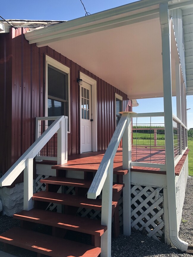 Building Photo - Super cute farm house with beautiful mountain view! 2 bedrooms, 1 bathroom!