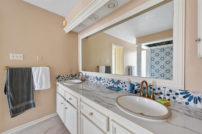 Building Photo - 11302 Hylander Dr