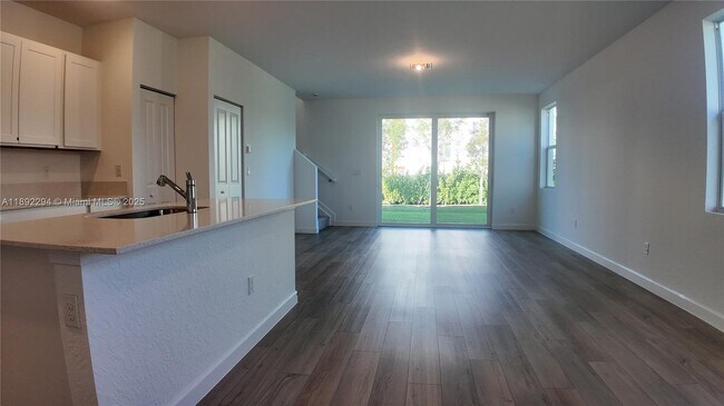 Building Photo - 830 SE grovebush Ln