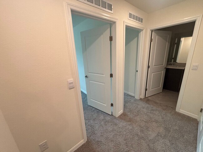 Building Photo - Amazing Location! Town House with Garage I...