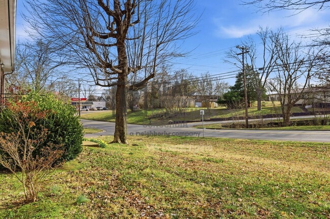 Building Photo - 1527 Cherry Tree Dr